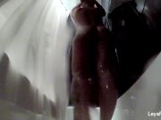Leya Falcon brings her camera in the shower 6/16