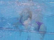 Hot Elena shows what she can do under water