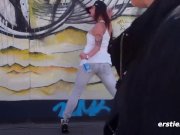 Minka macht Krissi den Berliner Curry -Stripe Tease