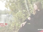 Lara genießt es, eins mit der Natur zu sein 2/16