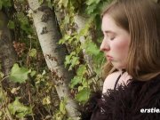 Lara genießt es, eins mit der Natur zu sein 3/16