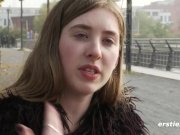 Lara genießt es, eins mit der Natur zu sein 7/16