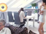 DADDY4K. Der schlechte Papa fickt die Freundin seines Sohnes direkt hinter 1/16