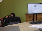 LOAN4K. Maigre brune passe devant un vrai casting sexuel a une agence de cr