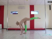 Teen sexy gymnast absolutely nude in front of the camera! 14/16