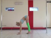 Teen sexy gymnast absolutely nude in front of the camera! 7/16