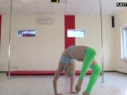 Teen sexy gymnast absolutely nude in front of the camera! 8/16