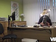 VIP4K. El hombre esta listo para darle dinero a la chica si ella lo hace co 4/16