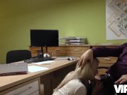 VIP4K. El hombre esta listo para darle dinero a la chica si ella lo hace co 6/16