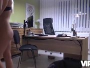 VIP4K. El hombre esta listo para darle dinero a la chica si ella lo hace co 9/16