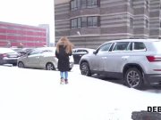 Debt4k. La sexy cameriera dai capelli lunghi Rose Wild 1/16