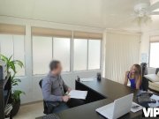 VIP4K. El agente está listo para darle crédito al bebé después de tener sex 3/16