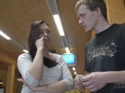 HUNT4K. Reicher Kerl trifft armes Paar beim Bowling und fickt Mädchen hart 2/16