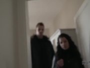 HUNT4K. Hunter trifft ein nettes Mädchen in Prag und fickt sie gegen Bargel 4/16