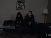 HUNT4K. Hunter trifft ein nettes Mädchen in Prag und fickt sie gegen Bargel 5/16