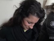 HUNT4K. Hunter trifft ein nettes Mädchen in Prag und fickt sie gegen Bargel 7/16