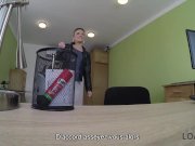 LOAN4K. La fille brune solitaire Frances a besoin d'argent pour sa moto 1/16