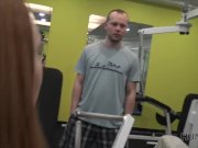 HUNT4K. Coniglietto ingenuo in palestra fa sesso con un maschio ricco invec 12/16