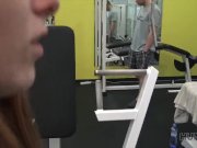 HUNT4K. Coniglietto ingenuo in palestra fa sesso con un maschio ricco invec 13/16