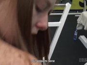 HUNT4K. Coniglietto ingenuo in palestra fa sesso con un maschio ricco invec 14/16