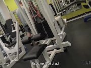 HUNT4K. Coniglietto ingenuo in palestra fa sesso con un maschio ricco invec 3/16