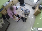 VIP4K. La rubia Katy espera obtener un préstamo, pero el agente quiere sexo 11/16