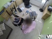 VIP4K. La rubia Katy espera obtener un préstamo, pero el agente quiere sexo 4/16