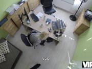 VIP4K. La rubia Katy espera obtener un préstamo, pero el agente quiere sexo 5/16