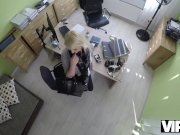 VIP4K. La rubia Katy espera obtener un préstamo, pero el agente quiere sexo 6/16