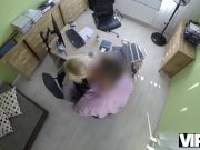 VIP4K. La rubia Katy espera obtener un préstamo, pero el agente quiere sexo 7/16