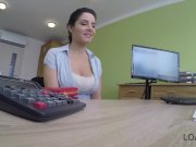 LOAN4K. Bombasse aux gros seins a besoin d'un prêt pour un centre 5/16