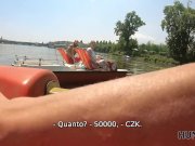 HUNT4K. L'uomo brutale vende la sua vagina GF a un uomo ricco nel parco 4/16