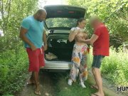 HUNT4K. L'uomo brutale vende la sua vagina GF a un uomo ricco nel parco 6/16