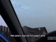 DEBT4k. Muskulöser Mann schlägt jungen entzückenden Schuldner, der keinen J 1/16