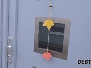 DEBT4k. Muskulöser Mann schlägt jungen entzückenden Schuldner, der keinen J 2/16