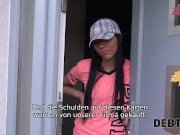 DEBT4k. Muskulöser Mann schlägt jungen entzückenden Schuldner, der keinen J 4/16