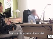 VIP4K. Sexy chick fait une pipe et se fait prendre au bureau de prêt 1/16