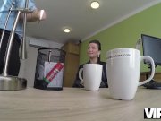 VIP4K. Sexy chick fait une pipe et se fait prendre au bureau de prêt 3/16