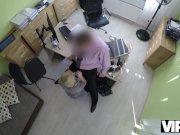 VIP4K. Nette junge Dame gibt einen Kopf und spreizt die Beine im Leihbüro 8/16