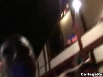 Шлюха берет в рот два пениса на улице