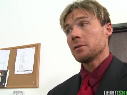 Мачо смотрел стриптиз и ебал зрелую грудастую блонду