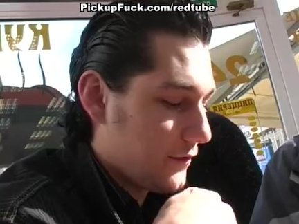 Лысый мужичок дрючит мохнатку красивой соседки из дружеских побуждений