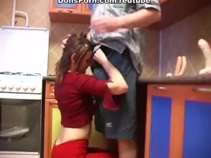 Хлопец раком ставит худышку и принимается пылко пердолить