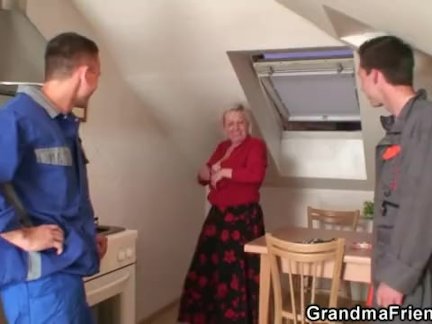 Вылизал промежность шлюхи вдоль и поперек