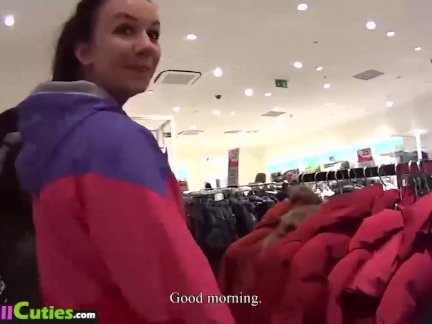Брюнетка трахал на железнодорожном пути