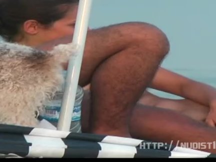 Немного девушки появление на нудистский пляж