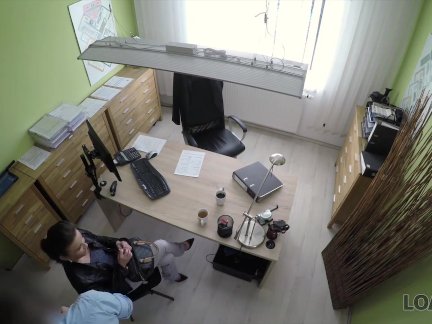 Лоанк. детка платит с сексом, чтобы трахнут необходимый кредит и купить велосипед