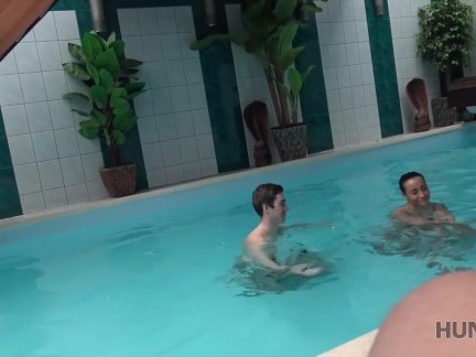 Хунтк. рогоносец плавает в то время как красивый незнакомец имеет удовольствие с его девушка
