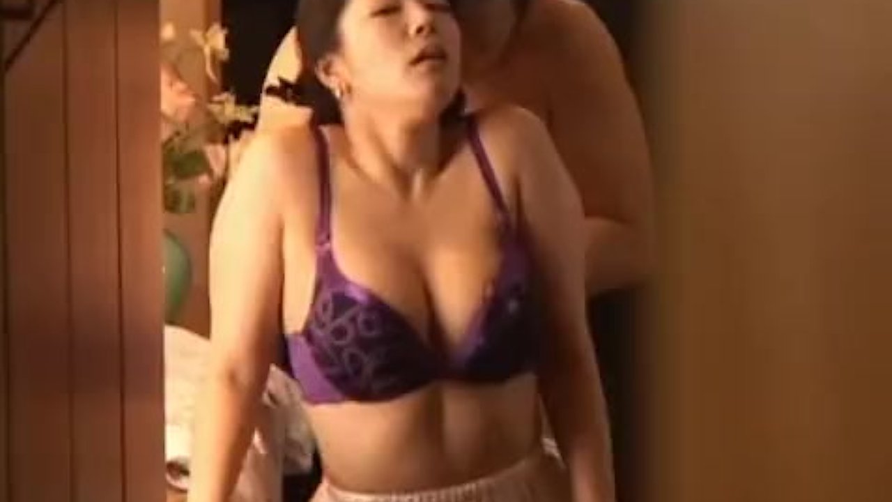 浅倉彩音 玄関で豊満義母が父の勃起チンポをしゃぶっているところを興奮しながら覗く義息…