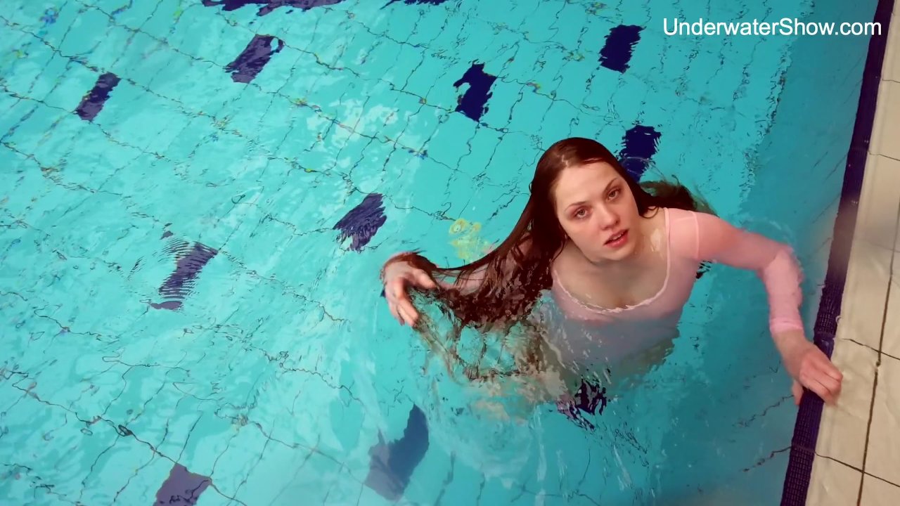 Redhead Simonna Showing Her Body Underwater Redtube